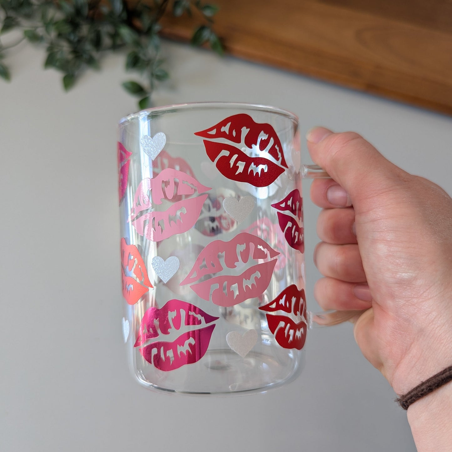 Discounted blemished/ faulty Lipstick kisses vinyl 17oz glass mug wiht no lid