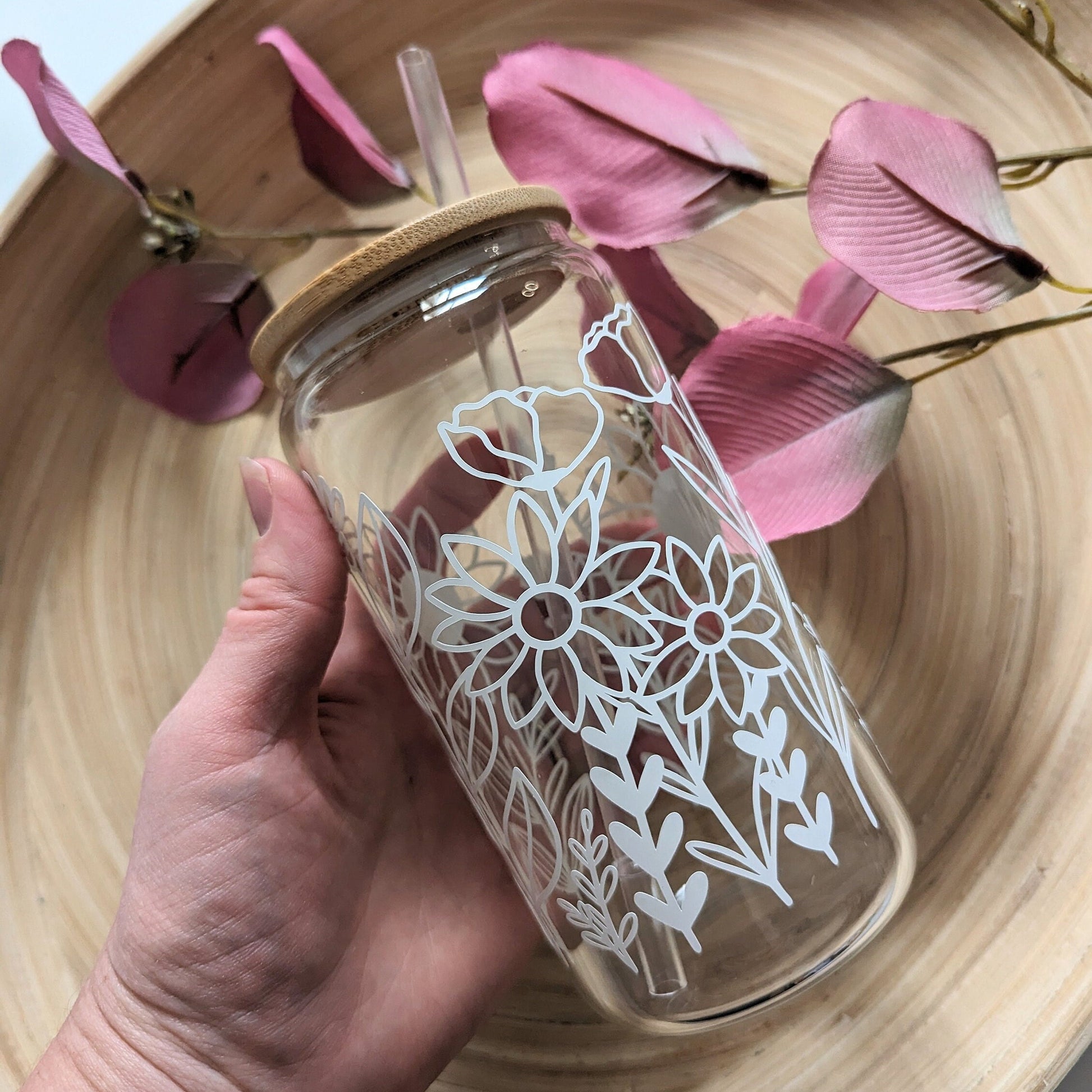 In to the garden 16oz glass cup or 17oz glass mug with bamboo lid & reusable plastic straw. White flowers. Floral iced coffee cup. Glass mug