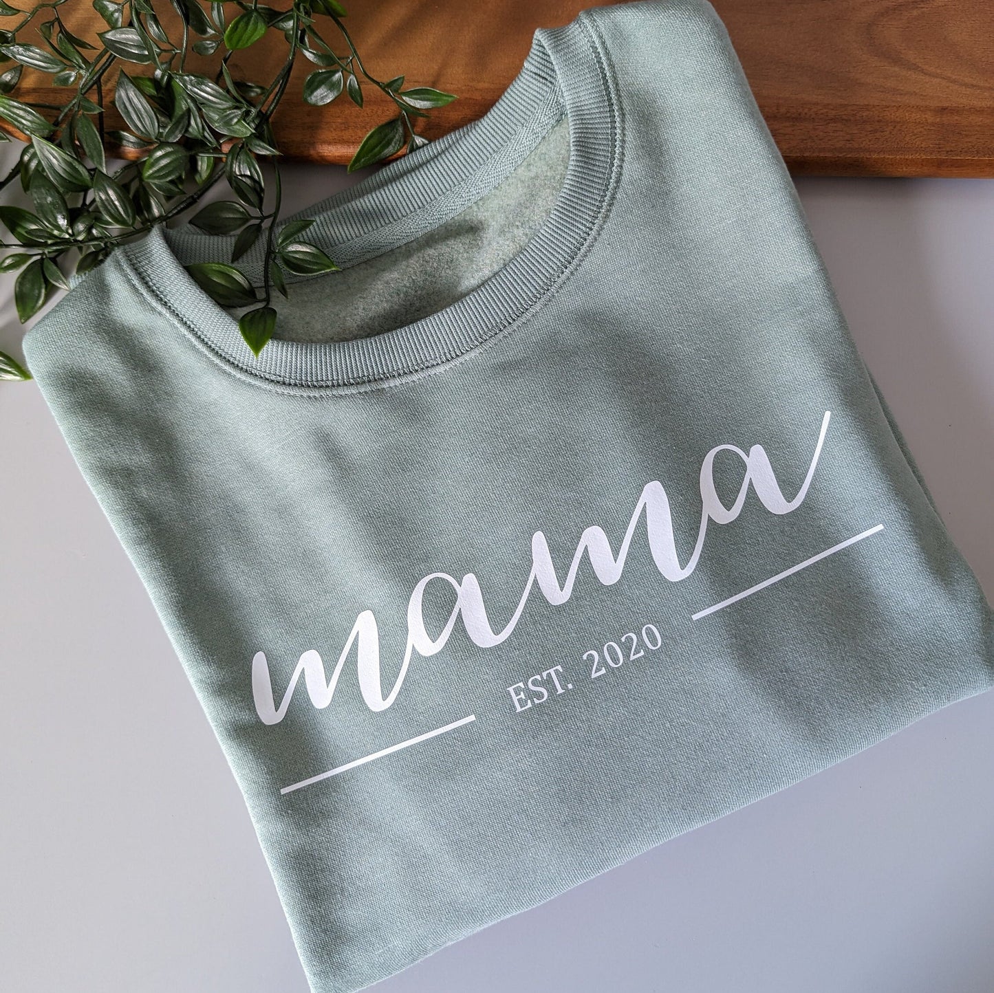 Personalised mama est. with year notation crewneck fleece jumper. Mother's Day gift. Custom mama present. Present for mum.